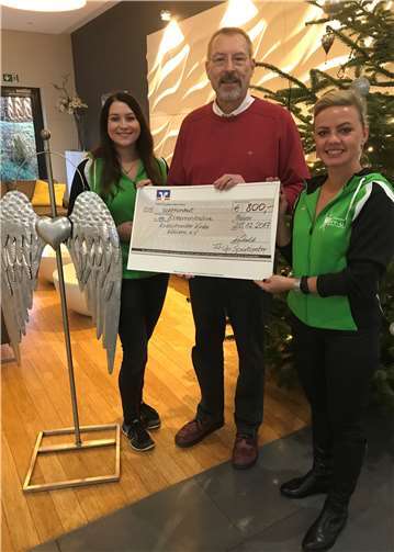 Katharina Schmitz, Reinhard Feldkirchner und Maggy Kukulski (von links) bei der Spendenübergabe.privat