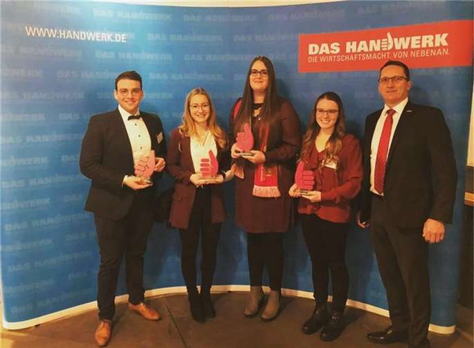 Katharina Schwab, Bildmitte, bei der Preisverleihung in Berlin.  Foto: privat