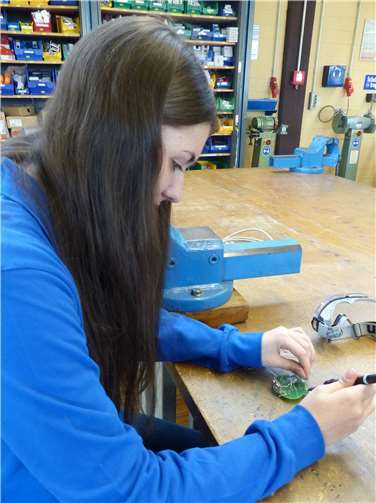 Katharina Seifer lötete unter Anleitung eine Platine.