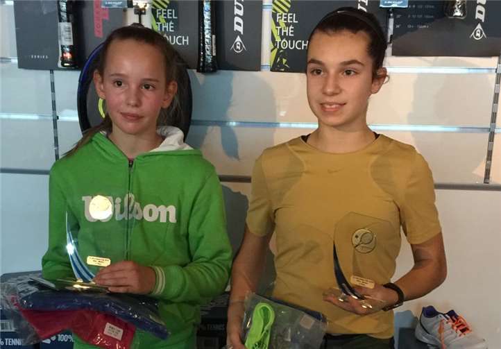 Katharina Weber (l.) gewann den OTS Hallen-Jugend-Cup in der Konkurrenz U14.Foto: privat