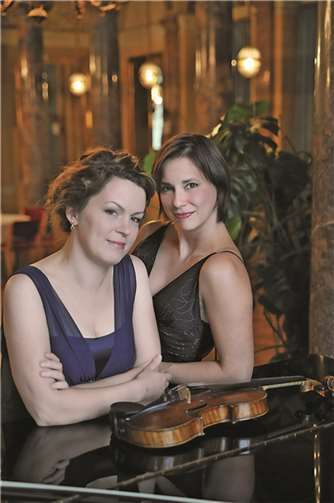 Katharina Wimmer und Ingrid Wendel gestalten mit ihrem Gast Hermann Burck zusammen ein festlich-barockes Programm. privat