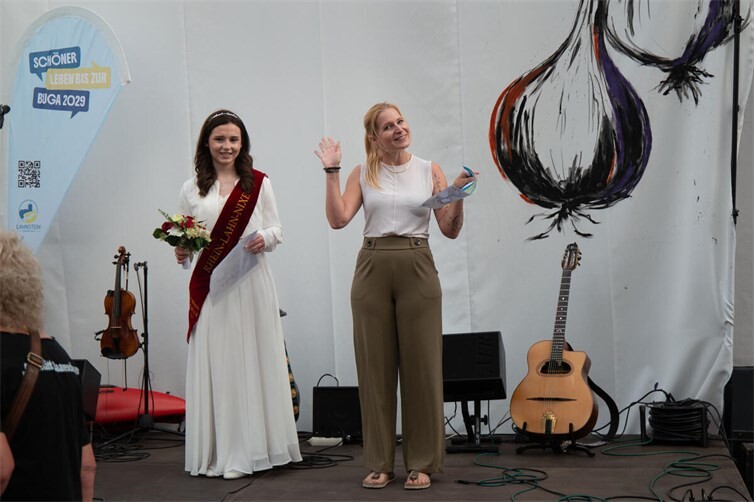 Katharina Wolf gewann den Publikumspreis für den besten Zwiebelkuchen beim ersten Zwiebelkuchenfest in Lahnstein.