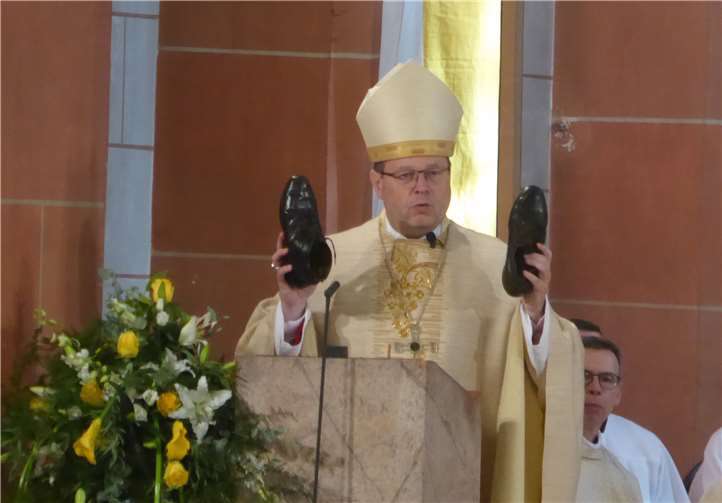 „Katharina hat Jesus beim Wort genommen. Und sie ist in seiner Spur geblieben. Das macht sie ‚heilig‘. ‚Nichts Außergewöhnliches verlangt der liebe Gott von uns‘, schreibt sie, ‚aber unser ganzes Herz‘. Für mich sind ihre ausgetretenen Schuhe sprechende Reliquien. Da muss man nichts erklären. Das versteht jedes Kind. Jeden Morgen ist diese Frau in die Schuhe gestiegen, um sich auf den Weg zum Dienst zu machen. Einsteigen und verändern. Katharina hat Jesus wirklich verstanden.“ -GBA-