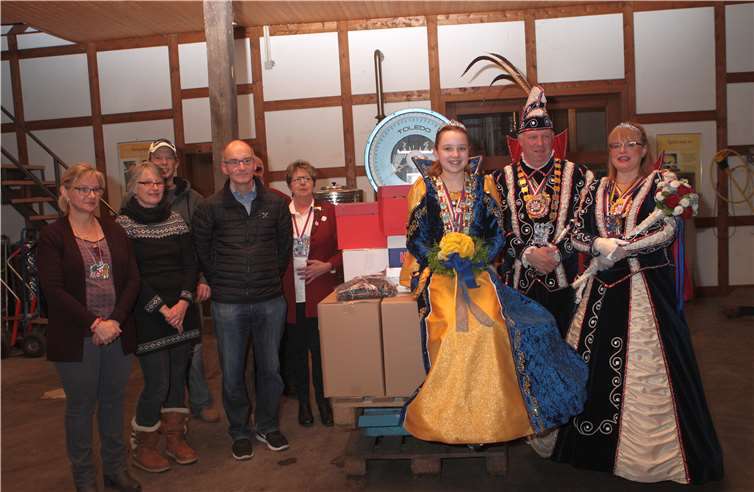 Katharina kann zusammen mit Prinz Juppi 157 Kilogramm Wurfmaterial für den Karnevalssonntagzug in Meckenheim mitnehmen. privat