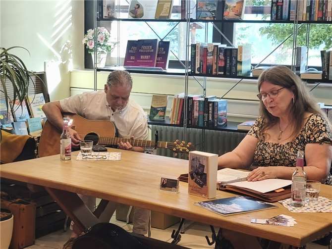Katharina und Lothar Prünte beim musikalischen Teil der Lesung.