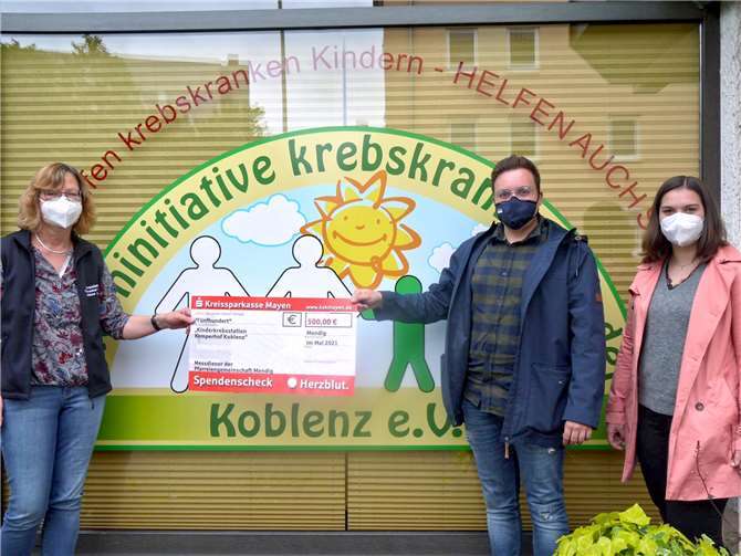 Katherina Dinger (1.v.r) und Tim Fuchs (2.v.r) übergaben stellvertretend für alle Messdiener/-innen 500 Euro an die Elterninitiative krebskranker Kinder in Koblenz.