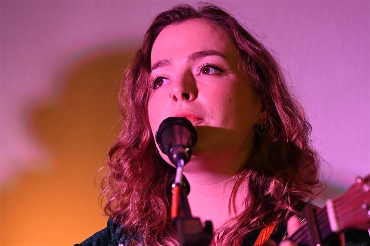 Katherine Priddy spielte für Folk on the Rhine in Engers