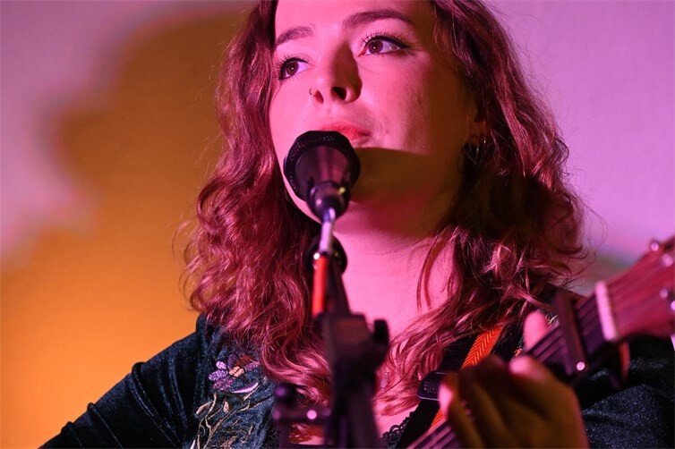 Katherine Priddy spielte in Schloss Engers für Folk on the Rhine