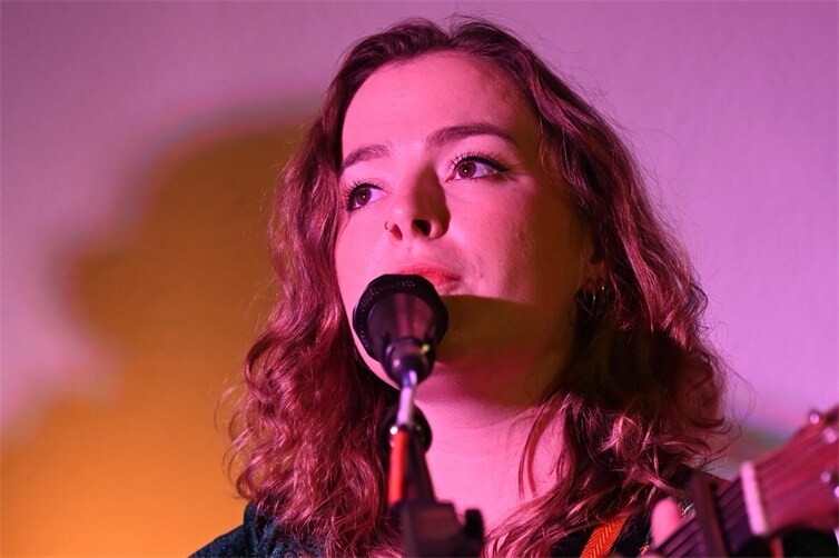 Katherine Priddy spielte in Schloss Engers für Folk on the Rhine