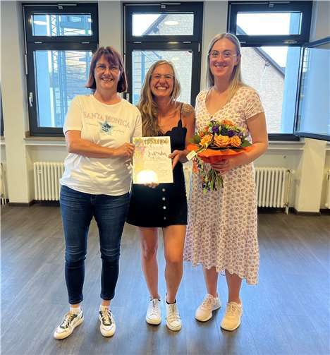 Kathi Stein erhielt neben der Urkunde für 1 x 11 Jahre einen Blumenstrauß in Vereinsfarben.