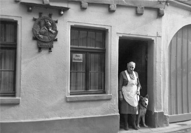 Kathinka vor ihrer Stube.