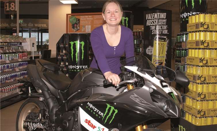 Kathrin Becker nahm gerne auf der Rennmaschine Platz, jedoch nur für das Foto, denn selbst fahren kann und möchte sie nicht - zu gefährlich aber sie freute sich riesig über diesen grandiosen Gewinn. US