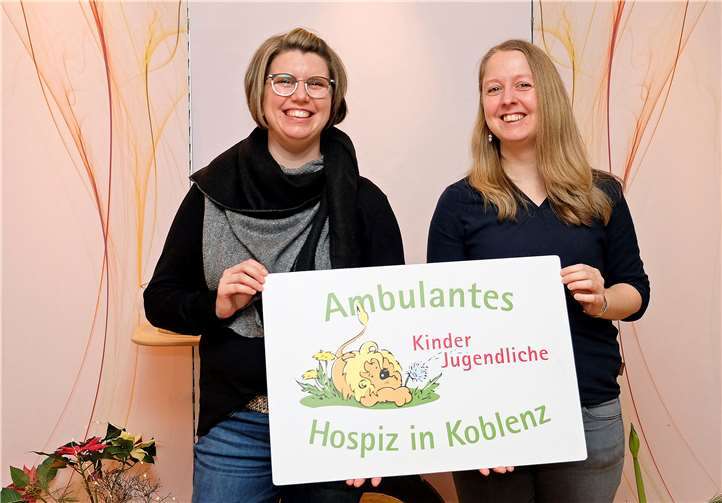 Kathrin Breil (l.) überreichte stellvertretend für alle Ehrenamtlichen der St. Nikolaus-Stiftshospital GmbH eine Spende an Nora Daum vom Kinder- und Jugendhospiz Koblenz. privat