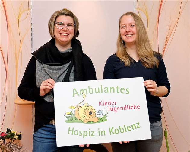 Kathrin Breil (li.) überreichte stellvertretend für alle Ehrenamtlichen der St. Nikolaus-Stiftshospital GmbH eine Spende an Nora Daum vom Kinder- und Jugendhospiz Koblenz. privat
