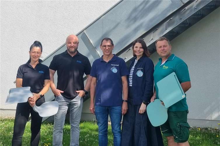 Kathrin & Falk Limbach (l.) und Regjepi Besir (r.) bei der Übergabe der Sitz-Tisch-Kombination an die Schulleitung Sarah Schöneberg und den 1. Vorsitzenden des Fördervereins Hermann-Josef Spitz (m.). Foto: privat 