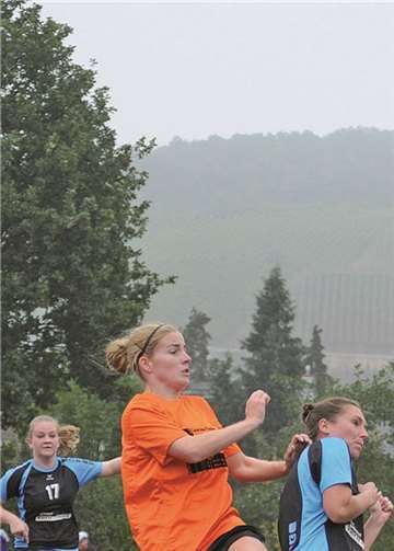 Kathrin Hastenrath beim Kopfballduell.privat