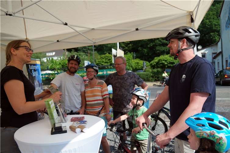 Kathrin Kesberg vom Bereich Stadtentwicklung, Bauen, Wirtschaft und Kultur der Stadt Bendorf, informierte die Radfahrerinnen und Radfahrer über die zahlreichen Angebote auf der wunderschönen Strecke.