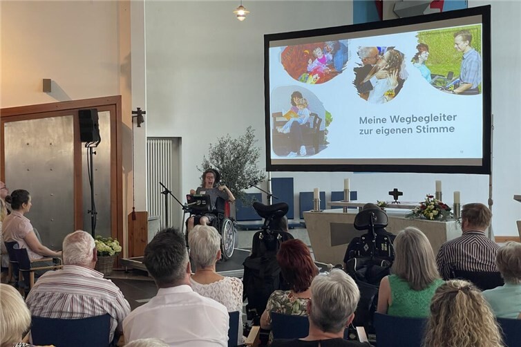 Kathrin Klapper verständigt sich über einen Sprachassistenten .
