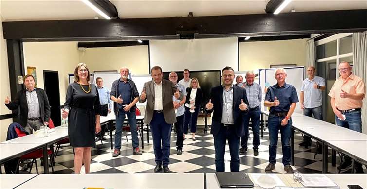 Kathrin Laymann (2.vl), Direktkandidatin der Freien Wähler im Wahlkreis 199 (Koblenz) und Stefan Bernhard Mies (6.vr), Direktkandidat für den Wahlkreis 198 (Ahrweiler) stellten sich der FWG-MYK vor. Foto: Uwe Berens