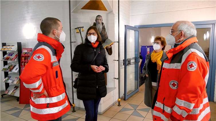 Kathrin Laymann informiert sich bei den DRK-Mitarbeitern über die Arbeit im Waldescher Corona-Testzentrum. Foto: Petra Dettmer