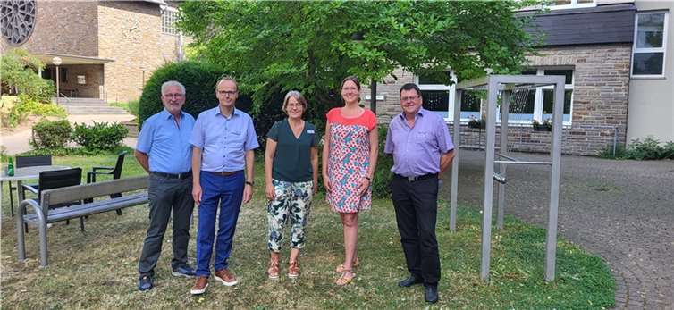 Kathrin Laymann und Bruno Seibeld beim Herz-Jesu-Haus. Quelle: Kührer Fürsorge GmbH