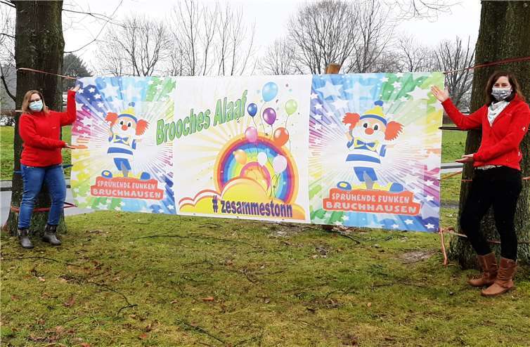 Kathrin Melzbach und Sabine Alscher vom Vorstand der Sprühenden Funken präsentieren das Banner. Foto: privat