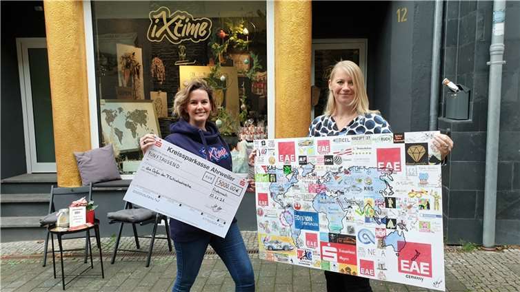 Kathrin Rema und Martina Ixfeld mit Kunstewerk und Spendenscheck.Foto: privat