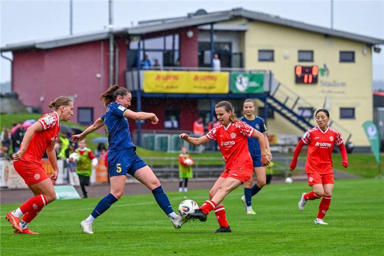 Erster Saisonsieg: SG 99 Andernach feiert 3:0-Erfolg gegen Mainz 05 Kathrin Schermuly (5, blaues Trikot) führte im Zentrum die notwendigen Zweikämpfe, um das Aufbauspiel der Mainzer schon im Keim zu ersticken. Foto: SG 99 Andernach