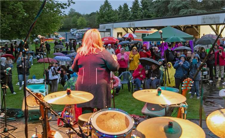 Kathy Kelly mit Publikum. Foto: JOST