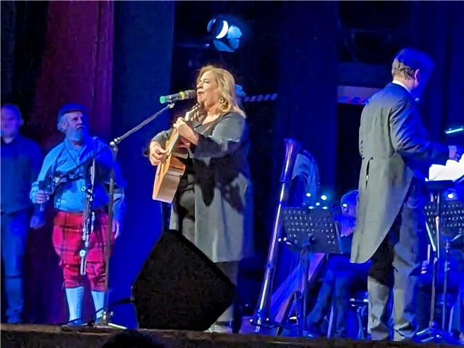 Kathy und Paul Kelly auf der Bühne in der Rheinhalle