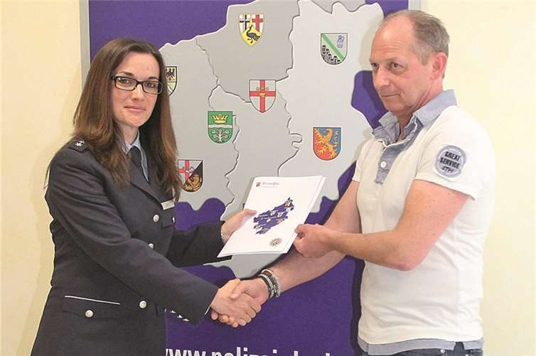 Katja Brill (Leiterin der Polizeiinspektion Koblenz 1) überreichte Michael Matthae die Bürgerurkunde des Polizeipräsidenten. Polizei