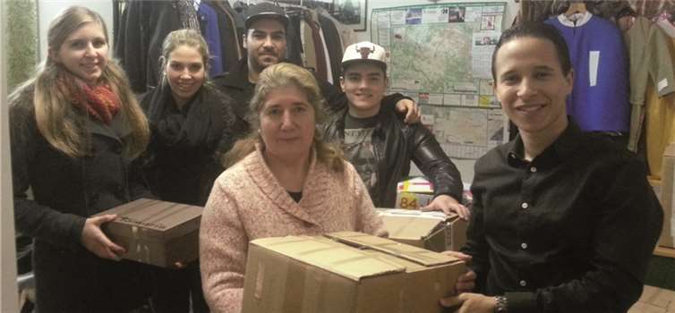 Katja Budde, Maya Eller, George Davulcu, Florian Kohns & Faisal El Kasmi bei der Übergabe der Kartons an Familie Ali. privat