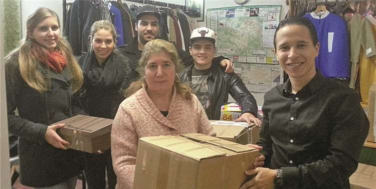 Katja Budde, Maya Eller, George Davulcu, Florian Kohns und Faisal El Kasmi (v. l.) bei der Übergabe der Kartons an Familie Ali. privat