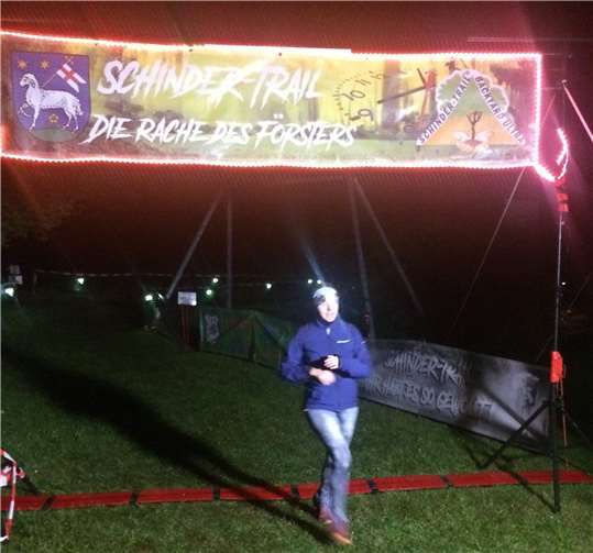 Katja Dasbach bei Zieleinlauf der 10. Runde des Schinder-Trail Backyard Ultra.Foto: privat