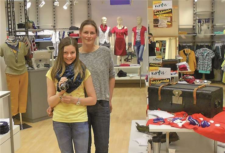 Katja Hoffmann und Tochter Annika mit ihrem Gewinn.privat
