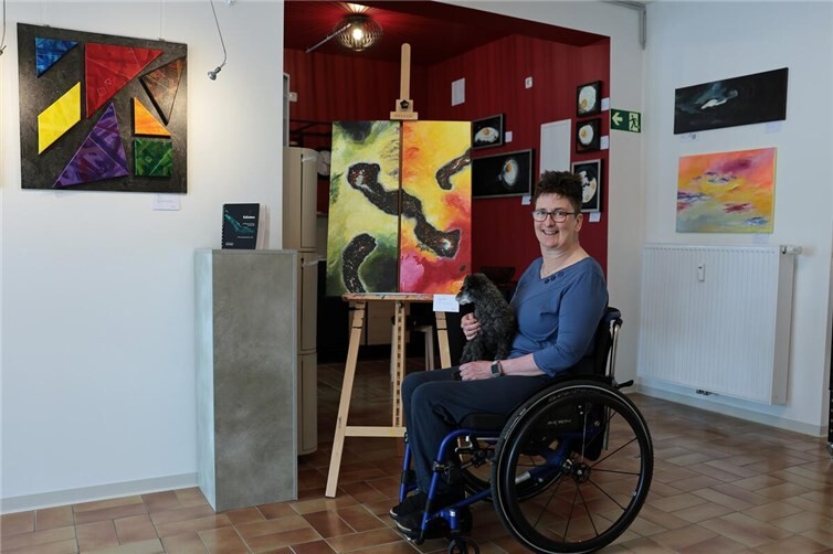 Katja Kerschgens in ihrem Atelier mit Galerie.