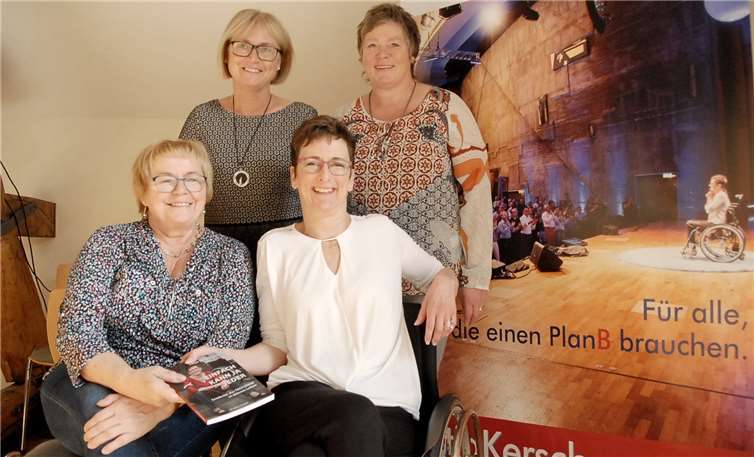 Katja Kerschgens (vorn rechts) und die Veranstalterinnen Hella Holschbach, Andrea Frorath und Karin Gschiel (von links) freuten sich über das große Interesse von über 70 Teilnehmerinnen am dritten Frauentag in Dierdorf.