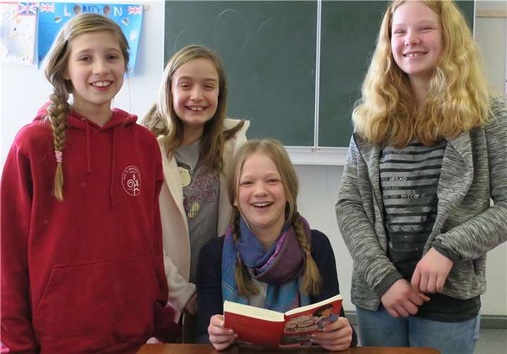 Katja Krancke in der Mitte mit ihren Freundinnen. privat