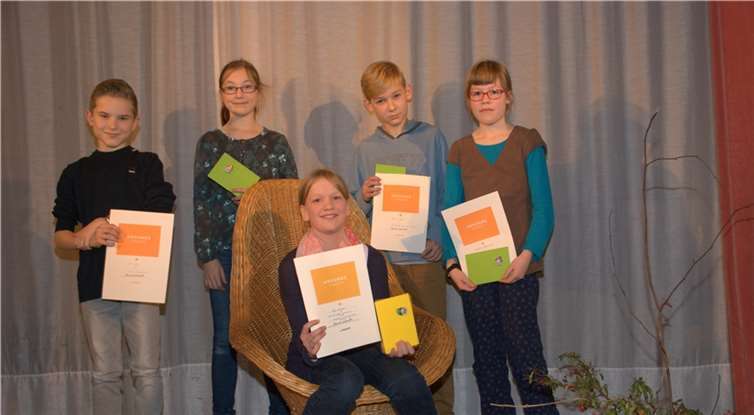 Katja Krancke (m.) siegte beim Vorlesewettbewerb am St. Joseph-Gymnasium. Ihre Mitstreiter (v.li.) Justin Dorothée, Sophia Olbrich, Jonas Jeske und Selma Hochheim.