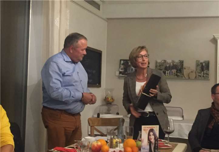 Katja Kroeger bedankt sich beim Referenten Josef Hovenjürgen.
