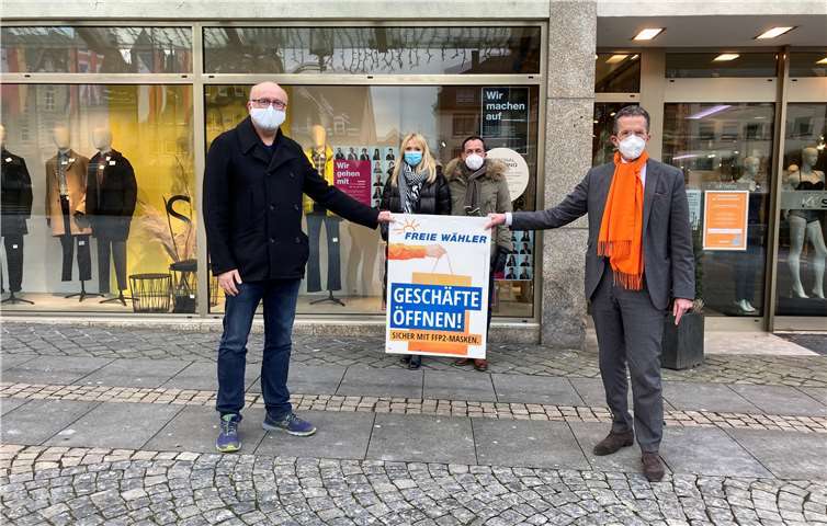 Katja Küster-Schmitt und ihr Mann Markus Schmitt (hinten im Bild) kämpfen um ihr Modehaus. Die Freie Wähler- Kandidaten Dr. Rainer Schneichel und Joachim Streit setzen sich für die Öffnung der Geschäfte ein. Foto: privat