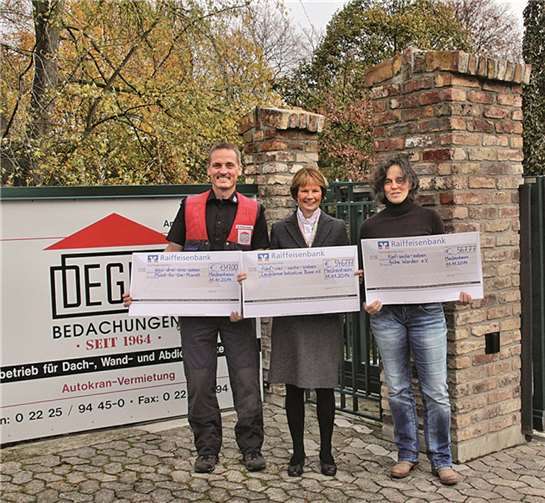Katja Martini (Mitte) von der Leukämie-Initiative konnte drei Spendenschecks von Martin und Bärbel Weihsweiler in Empfang nehmen. STEIN