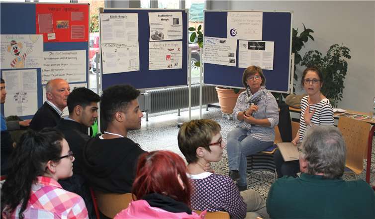 Katja Masendorf und Heike Mouret beantworteten die Fragen der Schülerinnen und Schüler über die Hospizarbeit.privat