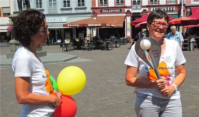 Katja Masendorf wird gleich die „Angel“-Fackelaus den Händen von Monika Friedrich entgegennehmen.