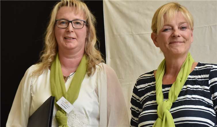 Katja Milad (links) und Raffaela Schröderlockerten den Landfrauentag mit einem Sketch auf.