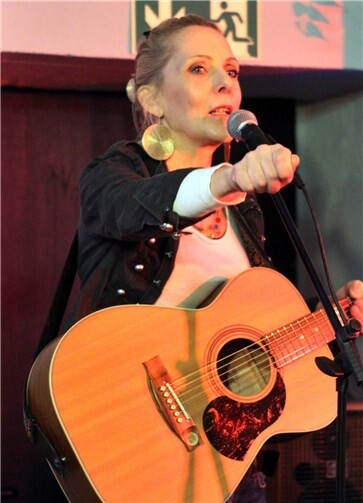 Katja Werker, eine leidenschaftliche Musikerin, fesselte ihr Publikum mit ihrer Präsenz und dem Timbre ihrer Stimme. Foto: Hans-Peter Kranz