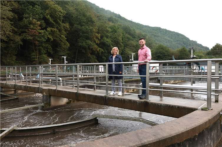 Katrin Eder und Patrick Kuhl an der Kläranlage.  Foto: Werner Dreschers