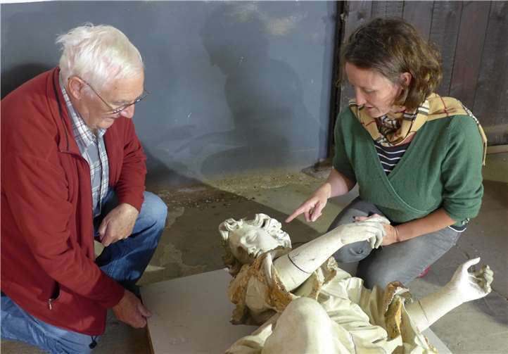 Katrin Etringer erläutert Willi Eisenbarth ihre Untersuchungsfeststellungen. Fotos: privat
