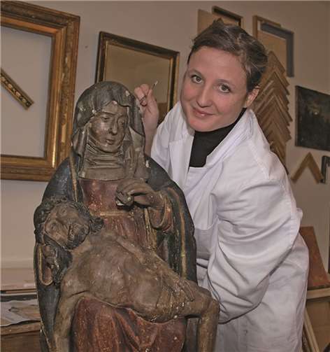 Katrin Etringer hatte sichtlich viel Freude an der Untersuchung der Skulptur und konnte Neues verkünden.