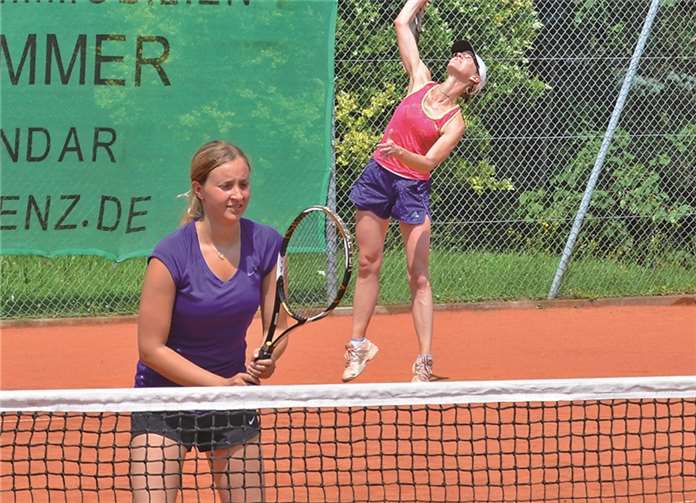 Katrin Frank beim Aufschlag im Doppel mit Stefanie Seul.